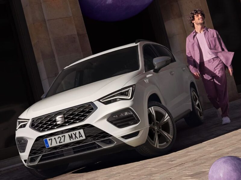 seat-ateca-suv-mediano SEAT Ateca junto a un conductor